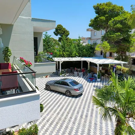 Vila Celaj 3*